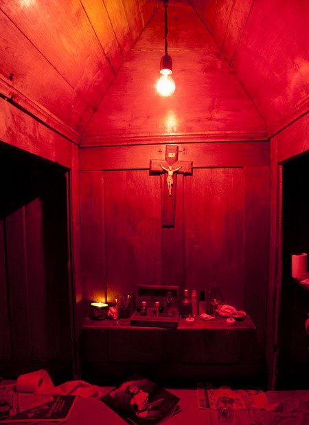 《忏悔室》,(综合实物装置) 实木,230x115x264cm