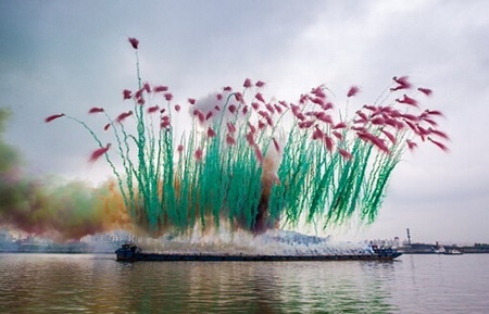 蔡国强九级浪开幕黄浦江边的白天焰火